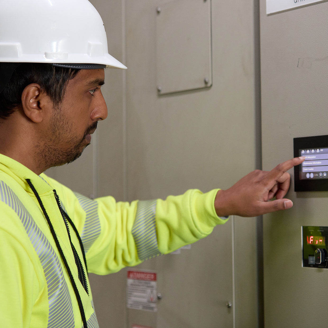 Terminal worker using the touchscreen display for the TMdrive-10e3